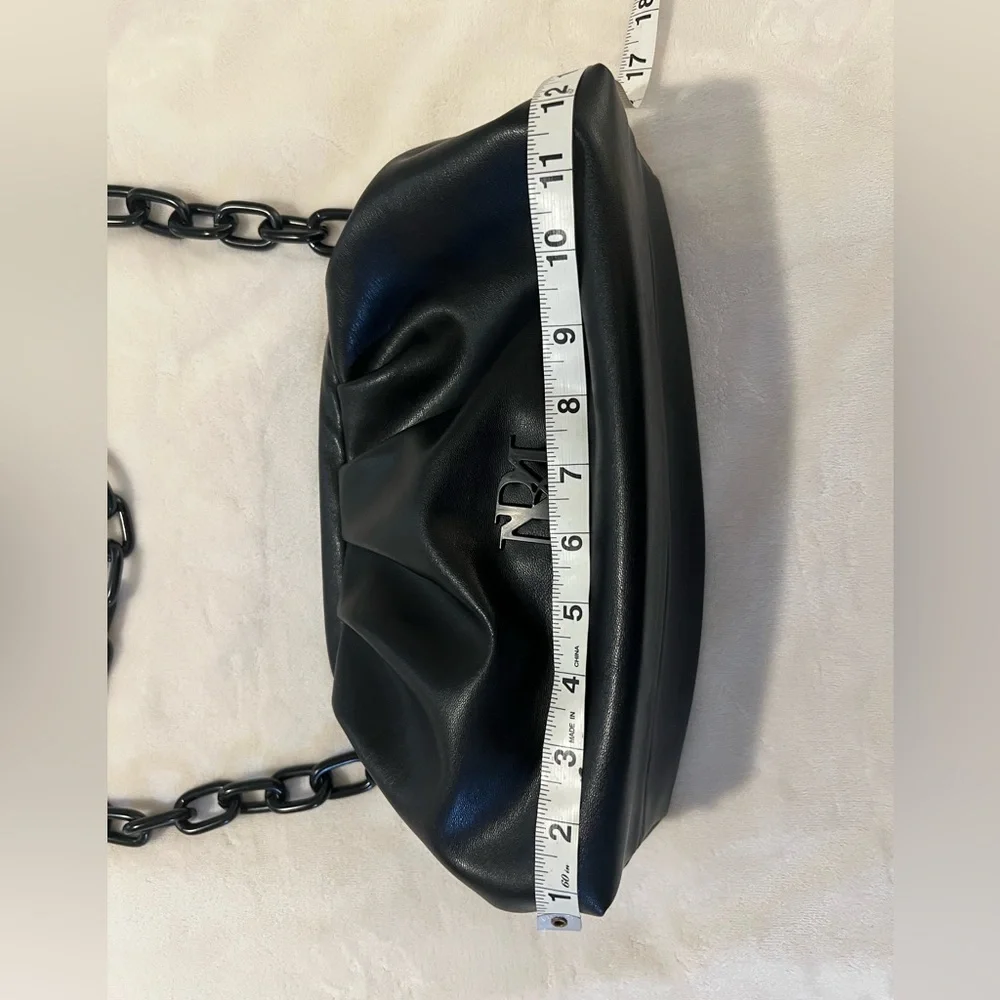 🩷 BADGLEY MISCHKA Black Frame Logo Crossbody Bag $149🩷